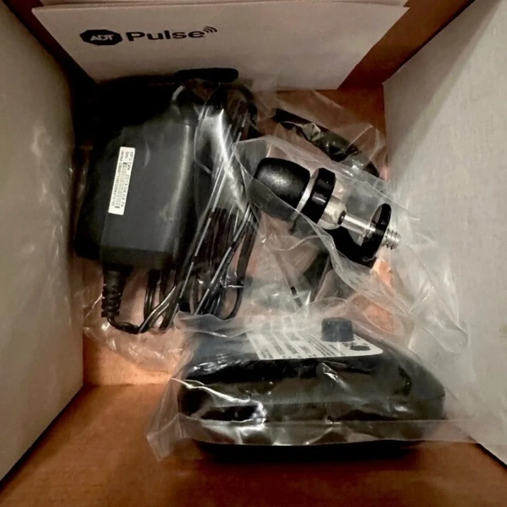 ADT PULSE NETWORK 3 LENS INDOOR-OUTDOOR SECURITY CAMERA